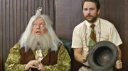 Pappy McPoyle (Guillermo del Toro, l.); Charlie Kelly (Charlie Day, r.)