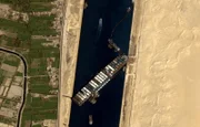 Festsitzende Containerschiff "Ever Given" auf dem Suezkanal in Ägypten  +++