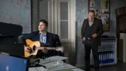 Der Fall macht Eddi Jansons (Gustavs Gailus, l.) sehr zu schaffen, denn sein Freund Florian wird ebenfalls verdächtigt. Eddi ist sich sicher, dass Florian nichts mit Leonies Tod zu tun hat. Doch Revierchef Jan-Hinrich Reuter (Udo Kroschwald, r.) hat seine Zweifel.