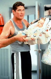Mitch (David Hasselhoff) bei seinem liebsten Job, als Babysitter von Ashley.