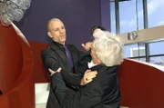 In seiner Wut auf Robert (Mathieu Carrière, r.) schubst Gerrit (Lars Löllmann, l.) seinen Vater die Treppe herunter ...