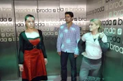 Jonas (Roy Peter Link, M.) ist fassungslos, als Katja (Karolina Lodyga, l.) Annas (Jeanette Biedermann, r.) Unschuld gesteht.