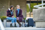 Ray (Ariane Labed, l.) wird an ihrem Geburtstag von ihrer Mutter Mathilde (Anne Consigny, r.) in London besucht. Bald schon beginnen die beiden zu streiten.