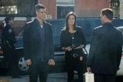 In 'Clinton', New York, explodiert ein Lieferwagen: Die Detectives (v.l.) Don Flack (Eddie Cahill), Jo Danville (Sela Ward) und Mac Taylor (Gary Sinise) glauben nicht, dass es sich bei dem Anschlag um einen reinen Zufall handelt.