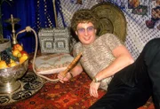 Atze (Atze Schröder) hat einen genialen Einfall: Er organisiert einen orientalischen Abend in seinem Kiosk, um sich wieder mit Murat zu vertragen.