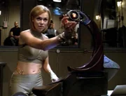 Freya (Vanessa Angel) hat ein Gerät entwickelt, mit dem sie anhand der Gehirnfunktion herausfinden kann, ob Mitglieder der SG-Teams "Za'tarc's" sind.