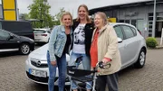 Gebrauchtwagenexpertin Karola Becker mit Svenja und deren Oma Renate