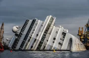 Das Wrack der Costa Concordia fast ein Jahr nach der Kollision mit einem Felsen   +++