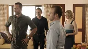 Steve McGarrett (Alex O'Loughlin, l.), Harry Langford (Chris Vance, M.) und Danny Williams (Scott Caan, 2.v.r.) müssen Lady Helens (Kate Beahan, r.) Tochter finden - wer ist gewitzter, der adelige Teenager oder die Agenten?