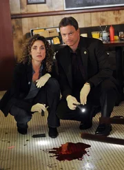 Stella Bonasera (Melina Kanakaredes) und Mac Taylor (Gary Sinise)
