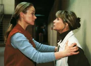 Dagmar (Kristiane Kupfer, li.) und Jeanette (Christine Schuberth) hüten beide ein Geheimnis. Keine verrät die andere.