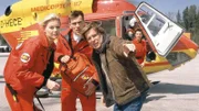 Dr. Stefan Frank (Sigmar Solbach, re.) erklärt Notärztin Gabriele Kollmann (Anja Freese) und Sanitäter Ralf Staller (Wolfgang Krewe, Mi.) vom Medicopter-Team die Situation.