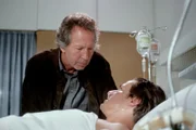 Karl Krebs (Harmut Becker) injiziert mit der Spritze Luft in Martin Bäumler (Urs Remond) Venen, um einen Herzstillstand herbeizuführen.