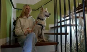 Lena mit Hündin Merle.