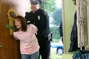 Frankie (Patricia Heaton, l.); Officer Dougherty (Ben Zelevansky, r.)