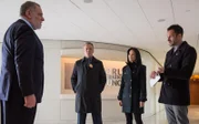Holmes (Jonny Lee Miller, r.), Watson (Lucy Liu, 2.v.r.) und Capt. Gregson (Aidan Quinn, 2.v.l.) haben Beweise in der Hand, um den Kunsthändler Jacob Weiss krimineller Finanzmachenschaften zu überführen, doch der streitet alles ab ...
