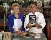 Jessica Fletcher (Angela Lansbury) wird als Gast in die Fernsehshow von Starkoch Bernardo Bonelli (John Saxon) eingeladen.