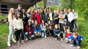 Sheila (hinter, 5. von links) und Serhii (3. von links) Novytskyi mit den ukrainischen Flüchtlingen im Freilichtmuseum Ballenberg.