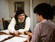 Jenny (Judy Carmen, l.) soll ihrem großen Schwarm Jack (Darren Dalton, r.) Nachhilfeunterricht geben, damit er das Schuljahr nicht wiederholen muss ...