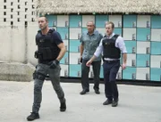 Steve McGarrett (Alex O'Loughlin , l.) und Danny Williams (Scott Caan, r.) sollen Sgt. Duke Lukela (Dennis Chun, M:) eigentlich festnehmen. Doch plötzlich arbeiten sie gemeinsam ...