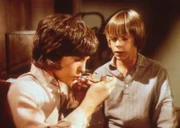 Heimlich rauchen Albert (Matthew Laborteaux, l.) und sein Freund Clay (Bill Calvert, r.) eine Pfeife im Keller.