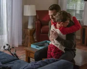 Eddie Diaz (Ryan Guzman, l.); Christopher Diaz (Gavin McHugh, r.)