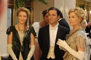 Vorne, l-r: Dr. Julia Ogden (Helene Joy), Detective William Murdoch (Yannick Bisson), Sally Pendrick (Kate Greenhouse) Vorne, l-r: Dr. Julia Ogden (Helene Joy), Detective William Murdoch (Yannick Bisson), Sally Pendrick (Kate Greenhouse)