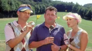 Über Golfsport kann Fußballfan Benno (Willi Thomcyzk, Mitte) nur müde lachen. Doch als er Lothar (Rene Heinersdorff) und Stefanie (Dana Golombek) mal zeigen soll, was er kann.....trifft er noch nicht einmal den Ball!