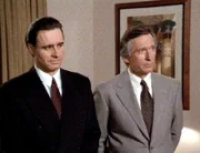 Clint Hallowell (Harley Venton) und sein Mitarbeiter Henry Wilson (Charles Parks) wollen die Firma von Floyd Larkin übernehmen.