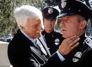 Dr. Mark Sloan (Dick Van Dyke, l.) untersucht Lieutenant Max Jupe (Jonathan Banks, r.), der sich krank fühlt. Diagnose: Windpocken.