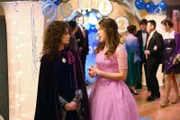 Ashley (Katlin Mastandrea, l.); Sue Heck (Eden Sher, r.)