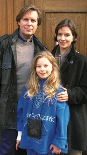 Dr. Stefan Frank (Sigmar Solbach) und Dr. Bea Gerlach (Isabelle von Siebenthal) bringen Iris (Jana Kilka) zurück ins Heim.