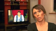Die 27-jährige Jenny (re.) schaut sich die Videobotschaft von Tanja (36) an