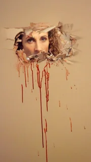 Detective Bonasera (Melina Kanakaredes) schaut durch ein Loch in der blutverschmierten Tür. Wer hat den Wohnungseigentümer mit einer abgesägten Schrotflinte so brutal erschossen?