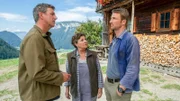 Der Bergdoktor Staffel 16 Spiel mit dem Feuer – Teil 1 Muttter mit ihren Söhnen: Hans Sigl als Bergdoktor Dr. Martin Gruber, Monika Baumgartner als Lisbeth Gruber, Heiko Ruprecht als Hans Gruber