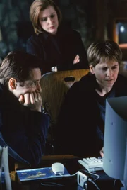 (v.l.n.r.) Fox Mulder (David Duchovny); Dana Scully (Gillian Anderson); Karin Berquist (Melinda Culea)