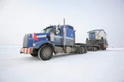 Seit zwei Wochen sind die Eispisten nun frei gegeben und die brutalen Temperaturen von bis zu Minus 40 Grad Celsius machen den Truckern schwer zu schaffen - auf den Fahrern lastet ein enormer Druck...