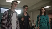 Nachdem Scott (Tyler Posey, Mitte), Stiles (Dylan O'Brien) und Allison (Crystal Reed) von den Toten zurückgekehrt sind, quälen alle drei plötzlich seltsame Halluzinationen. Während Stiles - selbst im Wachzustand - das Gefühl hat, sich in einem Traum zu befinden, hat Scott seine Werwolffähigkeiten nicht mehr im Griff und Allison sieht dauernd ihre tote Tante, Kate.