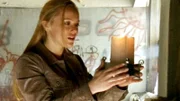 Beinahe hätte der Dieb Caitlin (Tanja Reichert) getötet, aber als plötzlich eine Wand zu brennen anfängt läßt er von seinem Opfer ab und verschwindet. Gleich darauf löschen sich die Flammen von selbst und Caitlin entdeckt die Kerze ihrer Mutter an der Wand...