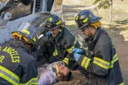 Harrison Meeks (Riley Schmidt, unten); Howie "Chimney" Han (Kenneth Choi, oben); Eddie Diaz (Ryan Guzman, r.)