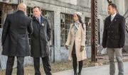Capt. Gregson (Aidan Quinn, 2.v.l.), Dr. Watson (Lucy Liu, 2.v.r.) und Sherlock Holmes (Jonny Lee Miller, r.) lernen Moriartys Gefängniswärter Ramses Mattoo (Faran Tahir, l.) kennen und erfahren, dass er schwul ist - man hat ihn bewusst ausgewählt, damit er Moriartys Verführungskünsten nicht zum Opfer fallen kann. Doch reicht dieser Schachzug aus, um Mattoo vor ihren Tricks und Spielchen zu schützen?