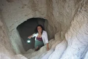 Bettany Hughes in KV60: das Grab, in dem die Mumie der Hatschepsut gefunden wurde.
