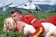 Ralf Staller (Wolfgang Krewe) hat sich schützend auf Jenny Neuhaus (Simone Heher) geworfen (im Hintergrund der Polizeihelicopter).