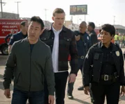(v.l.n.r.) Howie "Chimney" Han (Kenneth Choi); Evan "Buck" Buckley (Oliver Stark); Athena Grant (Angela Bassett)