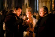 Am Hofe wird auf die Niederkunft des zukünftigen Prinzen gewartet, während draußen hunderte von unschuldigen Menschen getötet werden: König Henry (Jonathan Rhys Meyers, l.), Jane (Annabelle Wallis, M.) und Bischof Gardiner (Simon Ward, r.)