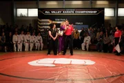 "Die Goldbergs", "Karate Kid." Inspiriert von den 'Karate Kid'-Filmen beginnen Adam und Barry zu trainieren. Schon bald sehen sich die beiden Brüder in einem Karate-Kampf gegenüber, in dem langanhaltende Fehde ein für alle Mal bereinigt werden soll. Und Ericas und Geoffs Beziehung wird öffentlich. Da merken die beiden, dass dies auch negative Auswirkungen mit sich bringt. Im Bild (v.li.): Oliver Cooper (Adam), Wendi McLendon-Covey (Beverly Goldberg), Bryan Callen (Mr. Mellor).