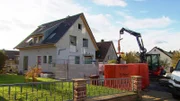 In Untergruppenbach hat Alex (41) das Haus seiner Eltern vermacht bekommen! Um Geld zu sparen nehmen, hat die Familie Planung und Organisation der Sanierung selber in die Hand genommen, was sich jedoch nicht als die beste Idee erwies.