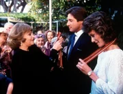 Am Ende erhalten Amanda (Kate Jackson, r.) und Lee (Bruce Boxleitner, 2.v.r.) eine besondere Auszeichnung: Sophia (Hildegard Knef, l.) überreicht ihnen einen Orden.
