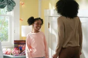 Freut sich über Besuch: Aniela Gumbs als Zola, Kelly McCreary als Dr. Maggie Pierce