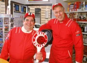 Harry (Norbert Heisterkamp, re.) und Viktor (Johannes Rotter) haben sich voll in Montur geworfen: Formel-1-Rennen auf dem Nürburgring ist angesagt.